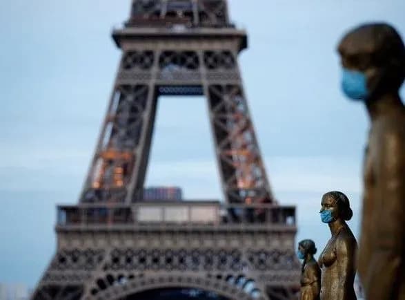 Франція виходить з карантину: які обмеження зняли