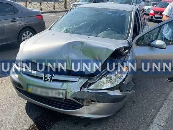 У Києві авто з повним салоном деревени зіткнулося з маршруткою