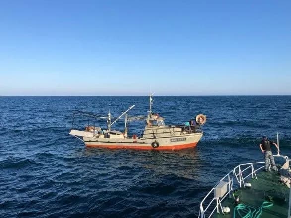 Аварія українського судна в Чорному морі: рибальську фелюгу відбуксирували в порт