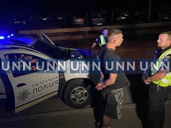 Кидався з ножем на поліцейських: у Києві затримали водія після автомобільних "викрутасів"