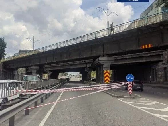 Ще один втомився: у Києві частково обвалився Берестейський міст
