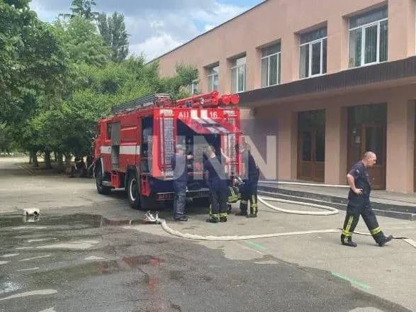 Сначала услышали звук взрыва, а затем повалил черный дым: в столичной школе вспыхнул пожар