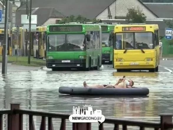 Люди плавають на матрацах: у Білорусі затопило місто