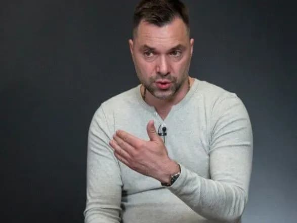 Новини щодо залучення США до ТКГ з’являться у серпні - Арестович