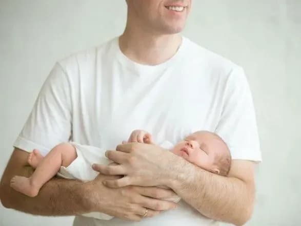 Чоловікам дозволили брати декретну відпустку: на 14 днів