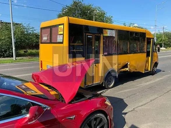 Мчала зі швидкістю понад 100 км/год: у Києві Tesla влетіла у маршрутку