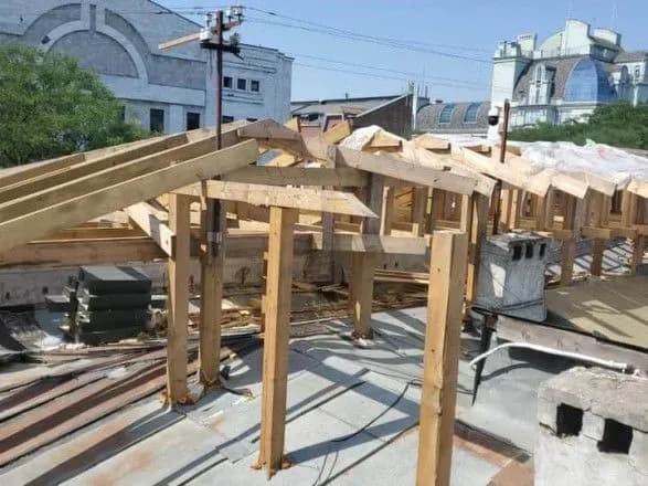 В центре Одессы повторно сносят незаконную мансарду