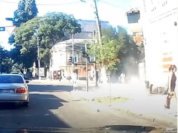 У центрі Одеси карниз з будинку впав на тротуар з перехожими