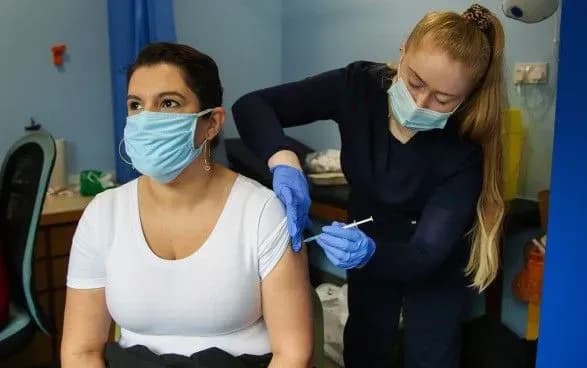 У Норвегії після щеплення від COVID-19 у дівчини збільшилися груди: медики пояснили у чому причина