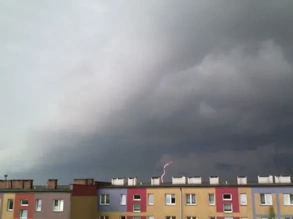 У Польщі прокотилася сильна гроза зі шквалами