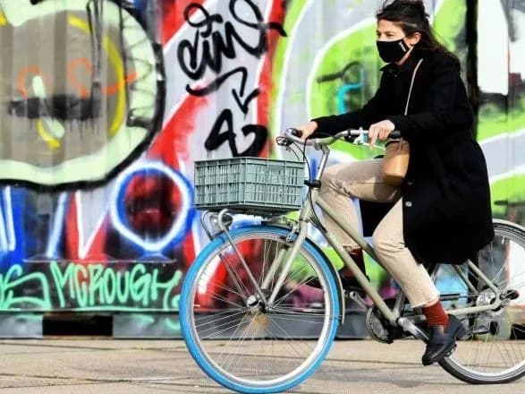 Нідерланди закривають нічні клуби та скасовують фестивалі після семикратного зростання випадків COVID-19