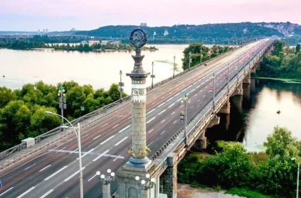 На мосту Патона прорвало трубу