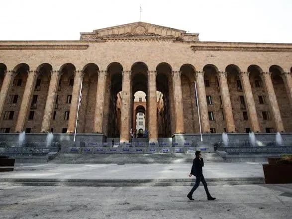 Ситуація у Грузії після атаки на ЛГБТ-марш: у будівлі парламенту сталася сутичка під час спроби ЗМІ поговорити з владою