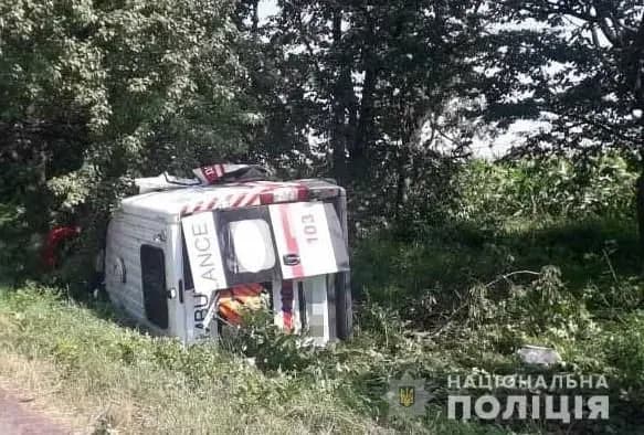 Під Вінницею "швидка" з’їхала в кювет та перекинулася: троє людей травмовано