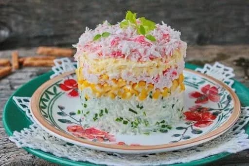 На Львівщині ресторанам заборонили готувати майонезні салати та заварні тістечка