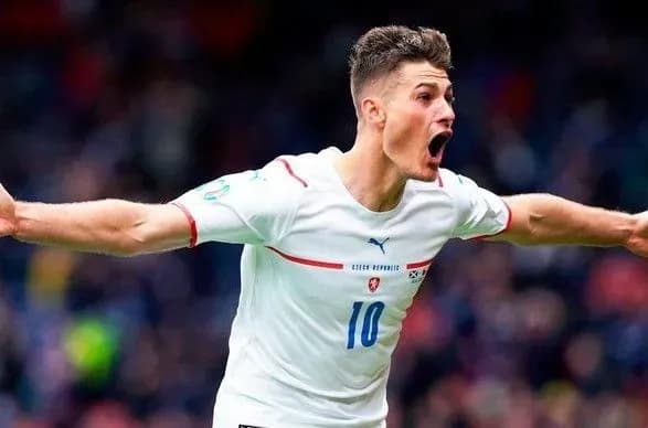 Удар з центра поля: названо найкращий гол Євро-2020