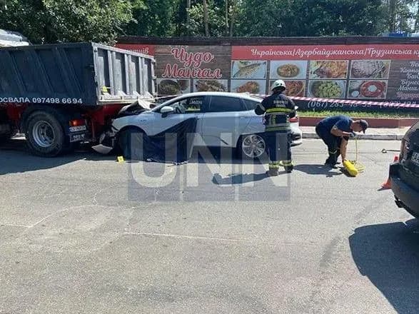 Від сили удару відкинуло під автомобіль: у жахливій ДТП під Києвом загинула водійка скутера