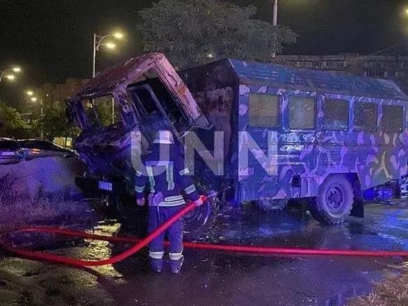 Нічна пожежа на Троєщині: згорів "будинок на колесах" для робітників