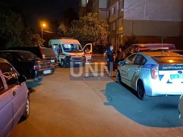 Нічний напад у Києві: чоловік з ножовим пораненням зміг дійти до поліцейських