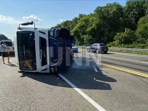 На Бориспільській трасі, яка ледве рухається через ремонт, перекинулась вантажівка