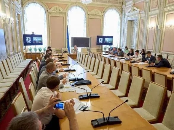 Главу “УЗ” будуть водити з поліцією, “списочників Forbes” лишать привілеїв, а Наглядову раду високих зарплат: у ТСК озвучили плани до кінця року