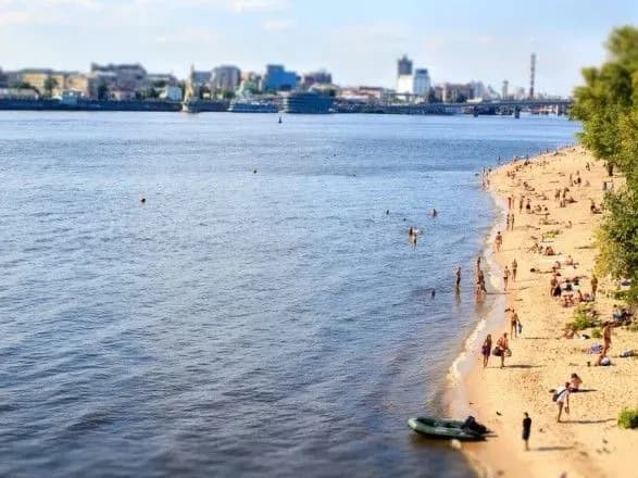 Купатися заборонено на усіх пляжах столиці