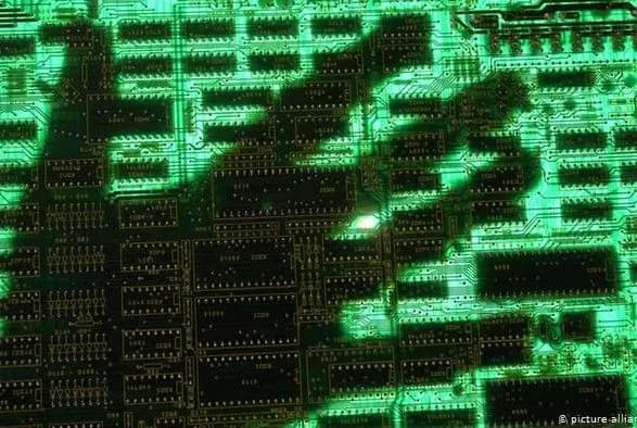 Спецслужби слідкували за політиками та правозахисниками за допомогою шпигунської програми - ЗМІ