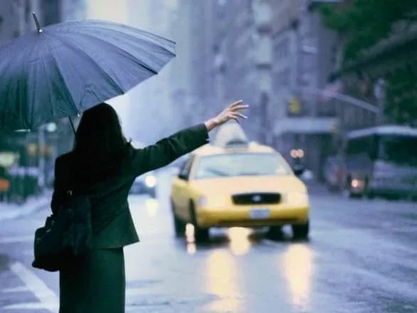 Через потужну зливу у Києві зросли ціни на таксі