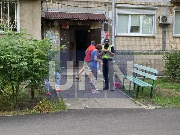 Увірвався до квартири та порізав ножем двох жінок: у Києві чоловік скоїв жорстокий напад