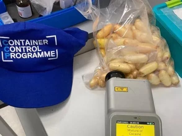 Один "проковтнув" кілограм кокаїну, а інший заховав наркотики в особистих речах: у "Борисполі" затримали наркокур'єрів