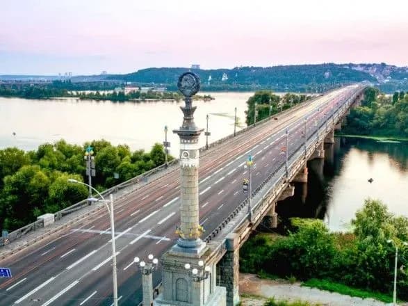 На мосту Патона знову прорвало трубу. Пошкодження локалізували