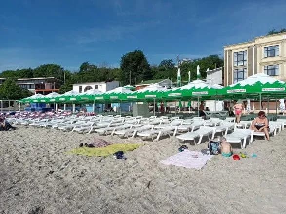 Одеситів зі своїми "підстилками" проганяють з пляжу Ланжерон