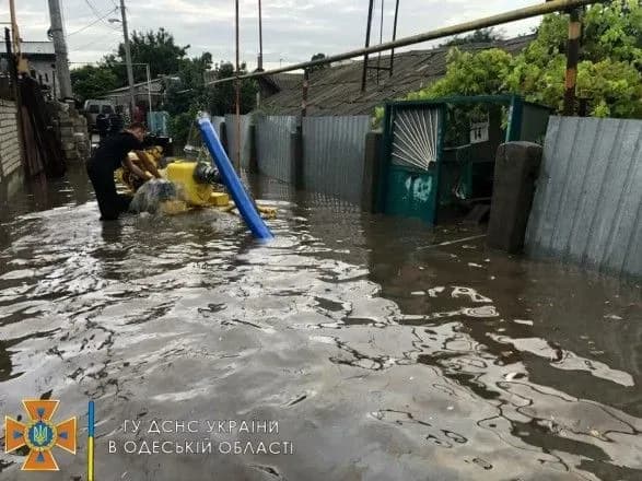 Непогода в Украине: подтопленная Одесса, 100 городов и сел без света и двое погибших