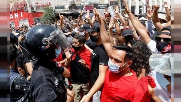 Протести охопили Туніс через сплеск COVID-19 і погіршення економіки