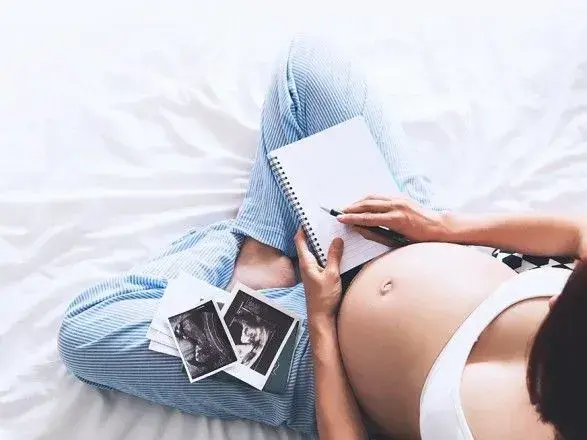 У МОЗ рекомендують вагітним вакцинуватись від коронавірусу