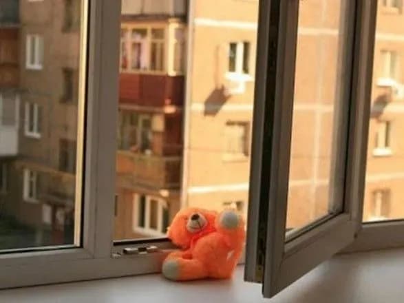 У Маріуполі з вікна випала 5-річна дівчинка