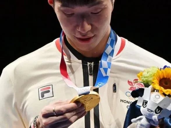 Олімпіада-2020: рапірист з Гонконгу здобув історичне для автономії золото - тисячі мешканців міста влаштували масові святкування
