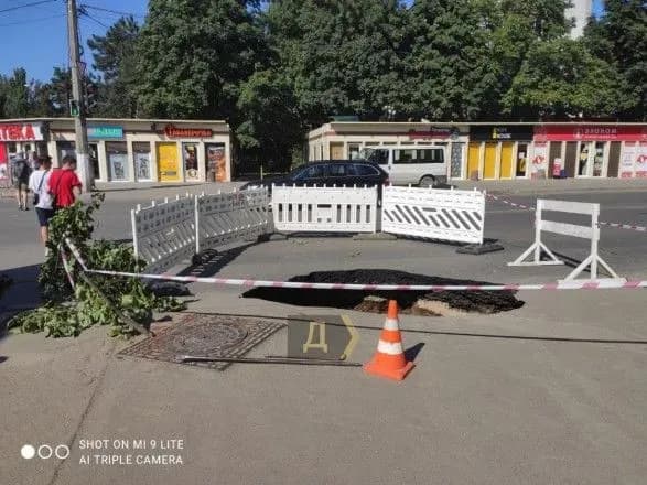 После непогоды в Одессе продолжают образовываться провалы