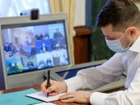 Зеленский поручил Шмыгалю за 2 месяца подать в ВР изменения в закон о национальном сопротивлении