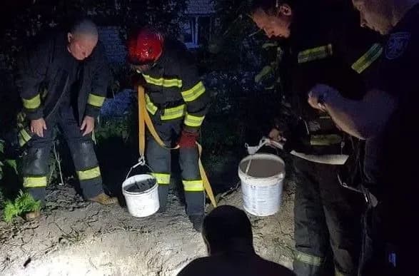 У Києві чоловіка засипало землею, поки той копав криницю