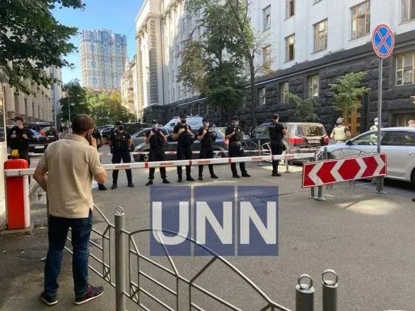 У Києві чоловік у Кабміні погрожує підірвати гранату. Поліція виїхала на місце