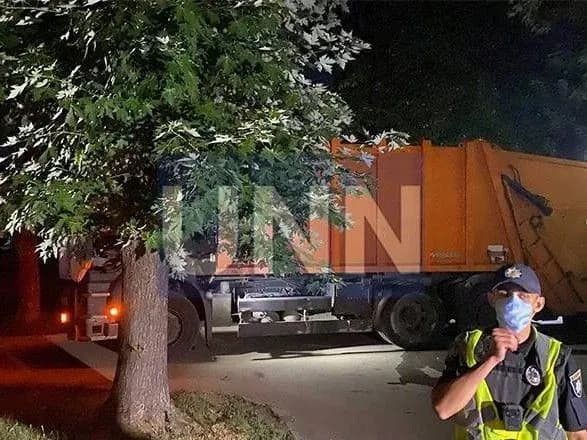 У столиці водій сміттєвоза непомітив та збив свого колегу