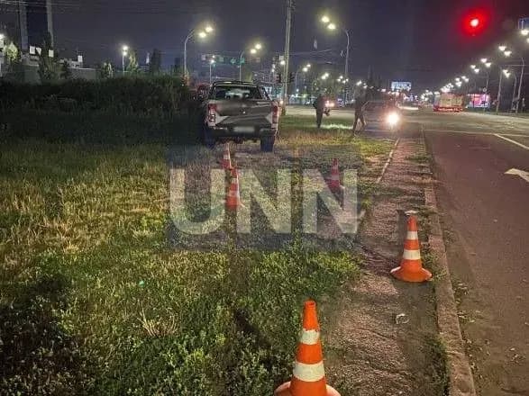 У столиці позашляховик збив жінку, яка перебігала дорогу у недозволенному місці