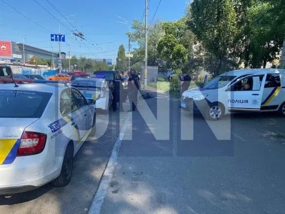 Йшов, а потім раптово впав: у Києві посеред вулиці помер чоловік