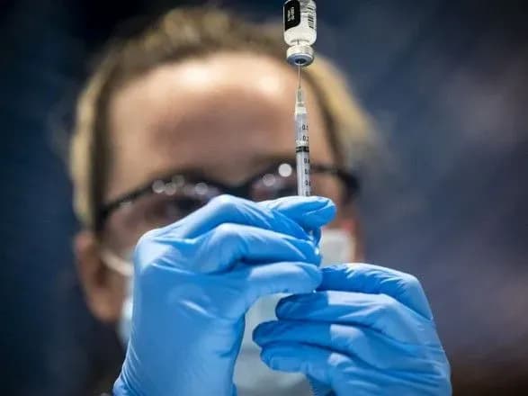 Масова вакцинація підлітків старше 12 років від COVID-19: питання у МОЗ ще розглядають