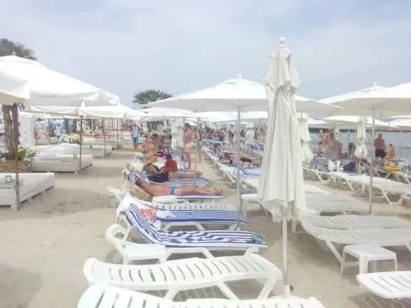 Відпочиваючий проломив голову працівникові одеського пляжу через шезлонг