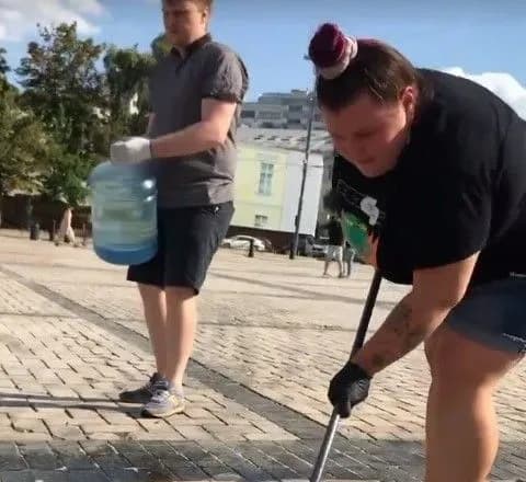 Alyona Alyona під релізом кліпу захейтили після скандального дрифту: вона прийшла "мити" Софійську шваброю