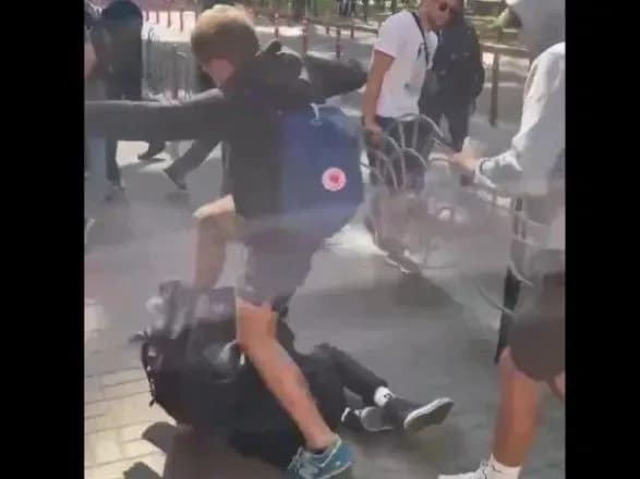 Побиття журналіста на Банковій: суд відправив під варту одного з підозрюваних, іншому - домашній арешт