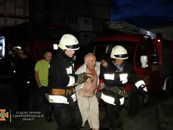 У Дніпрі з палаючої квартири пожежники врятували чоловіка