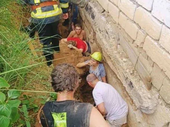 На Закарпатті під час земляних робіт засипало трьох людей: загинула жінка